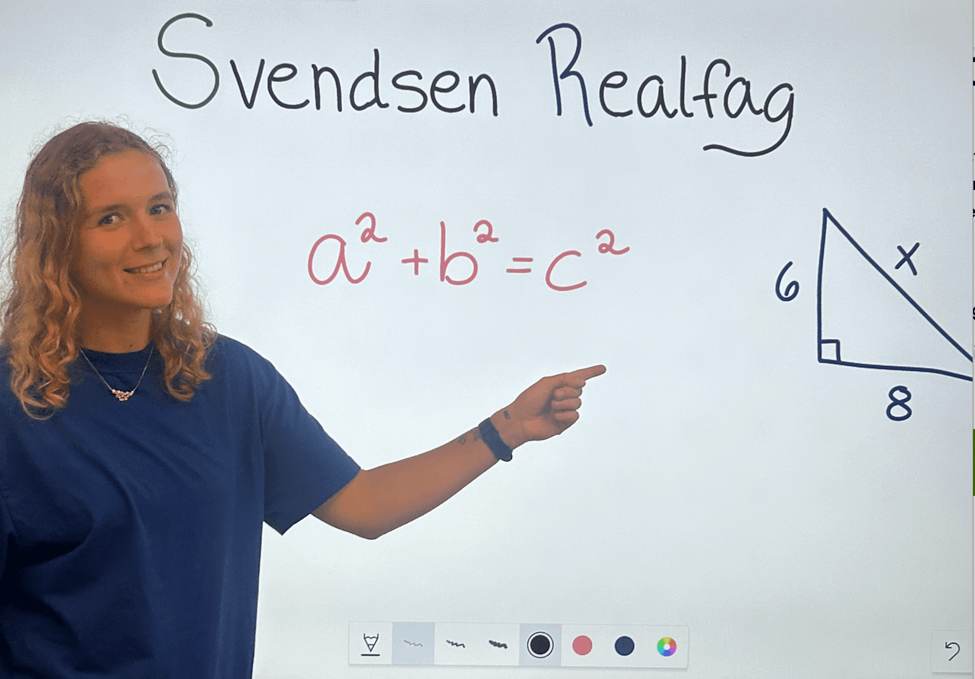 Elev som får privatundervisning i matematikk på nett